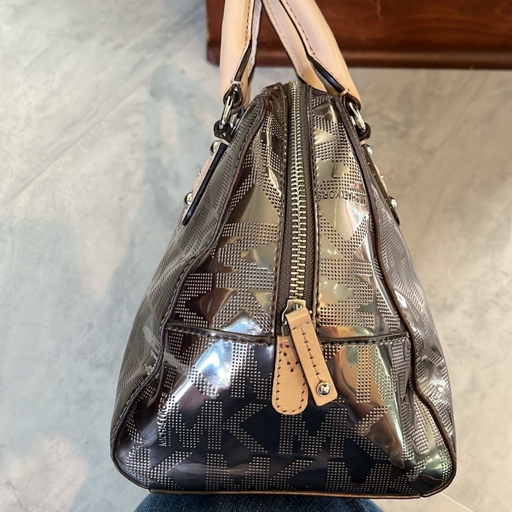 Michael Kors NYE bag mirror, Metallic silver satchel Beige leather trim EUC - Picture 7 of 16